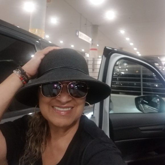 Meet your Posher, Cherie - Picture 3 of 5